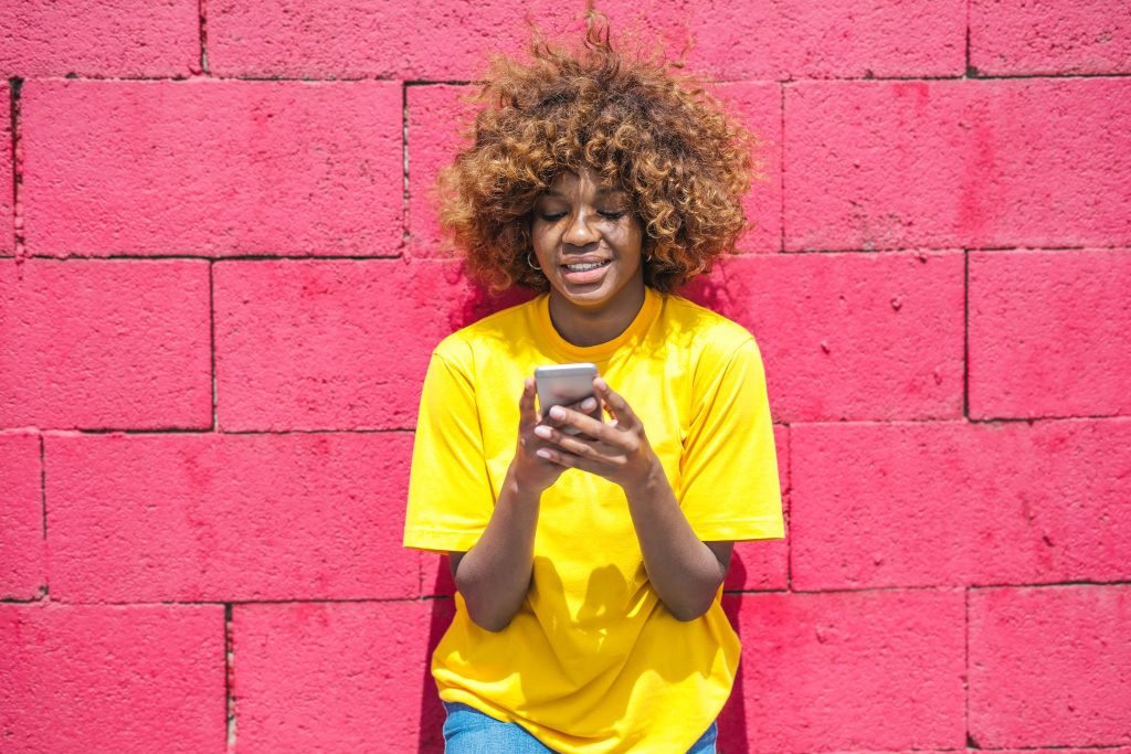 una persona feliz pidiendo informacion